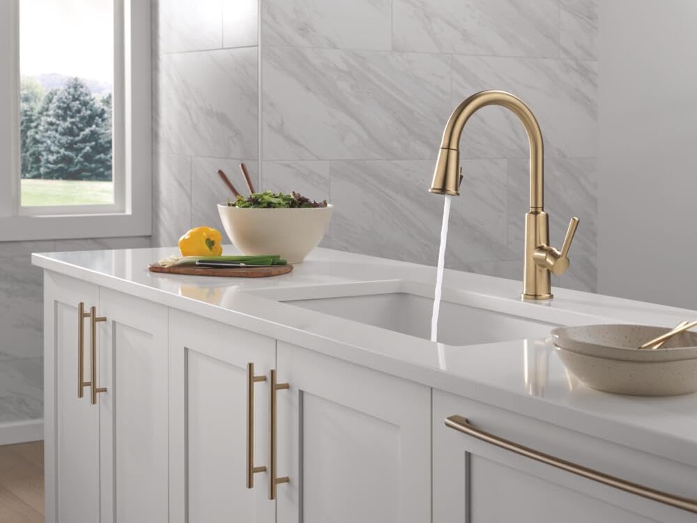 Delta Finnridge Brushed Gold Kitchen Faucet with Pull Down Sprayer, High Pressure ProClean Spray Modern Single Hole Kitchen Sink Faucet, Champagne