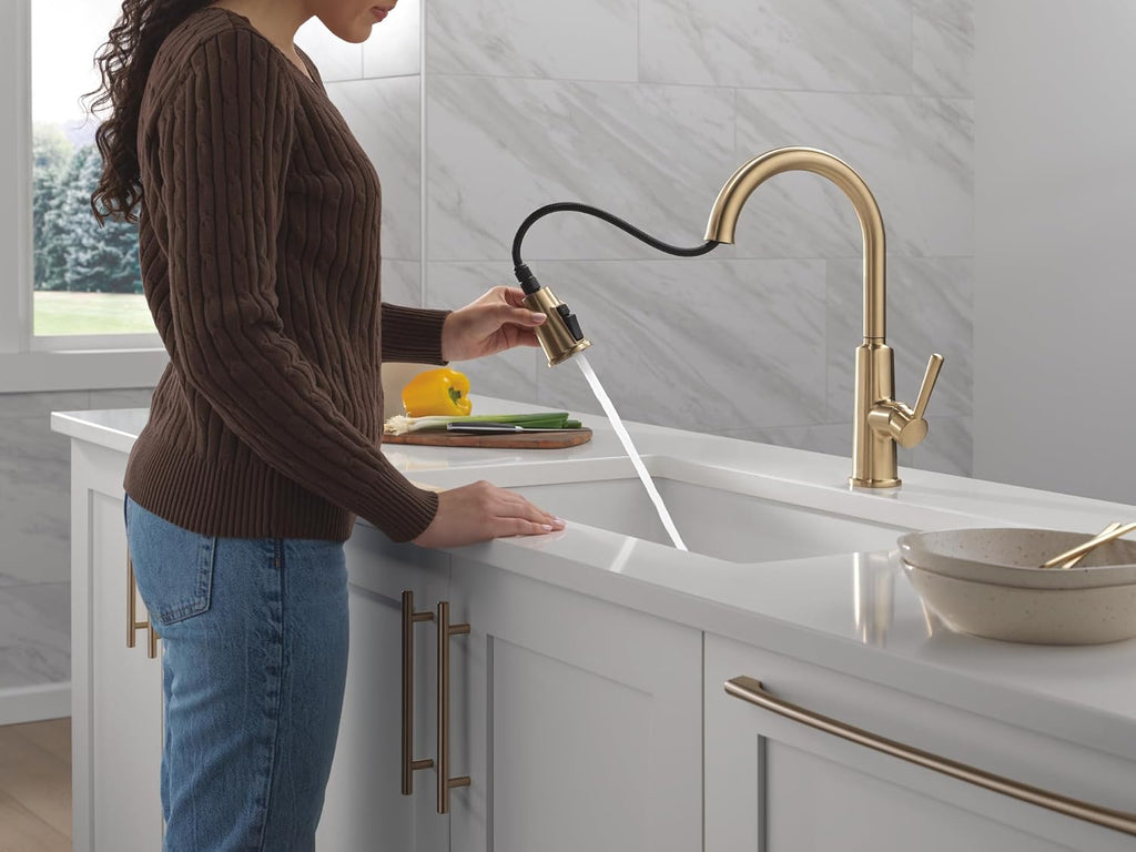 Delta Finnridge Brushed Gold Kitchen Faucet with Pull Down Sprayer, High Pressure ProClean Spray Modern Single Hole Kitchen Sink Faucet, Champagne